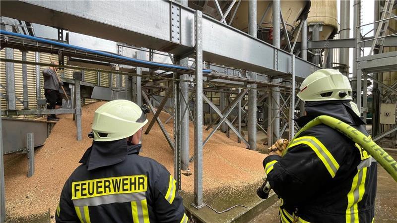 Extrem-Regen und Raisa-Brand: Stader Landwirte in Sorge um Weizenernte 40 Tonnen Getreide mussten beim Feuerwehreinsatz auf dem Raisa-Gelände aus dem brennenden Turm geholt werden.