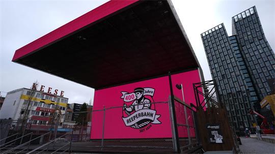 „400 Jahre Reeperbahn“ steht auf der Multimedialeinwand auf dem Spielbudenplatz auf der Reeperbahn.