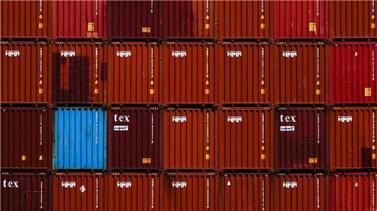 400 Meter lang und fast 62 Meter breit - in der Nacht ist die „OOCL Portugal“ im Hamburger Hafen angekommen. (Symbolbild)