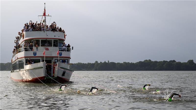 Auf Rekordkurs: Schwimmer ziehen 100-Tonnen-Schiff durch See 402 Meter weit in 15 Minuten haben fünf Schwimmer das Schiff gezogen - ein neuer Weltrekord.
