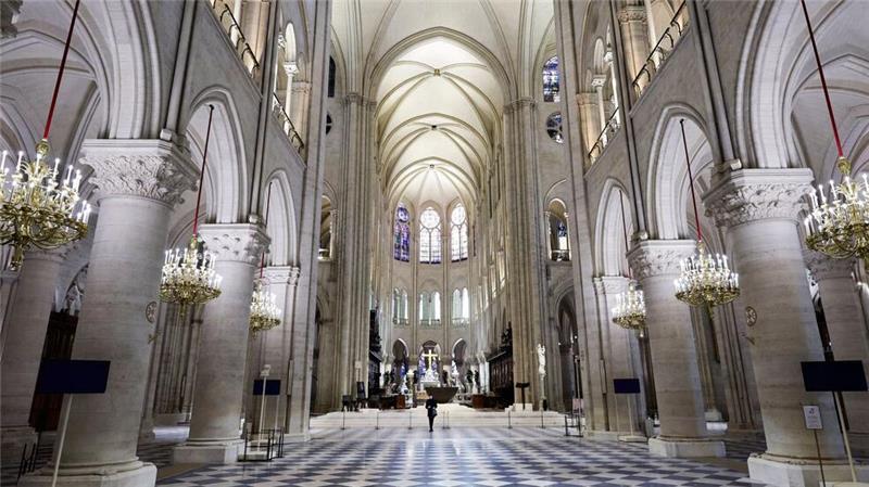 Macron besichtigt Baustelle - Erste Einblicke in Notre-Dame 42.000 Quadratmeter Naturstein erstrahlen in neuem Glanz.