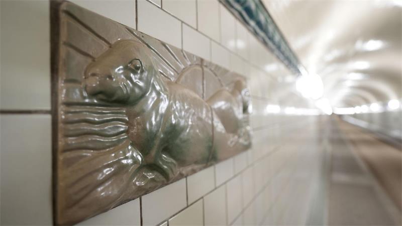 Ratten, Fische, Robben - Vom Fliesenkünstler des Hamburger Elbtunnels 426,5 Meter lang ist der Elbtunnel.