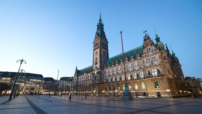 427 Lehrkräfte im Vorbereitungsdienst werden am Montag im Großen Festsaal des Hamburger Rathauses vereidigt. (Archivbild)