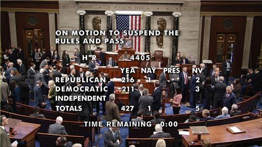 427 der Abgeordneten stimmten für die Veröffentlichung der Akten, nur ein Republikaner votierte mit Nein.