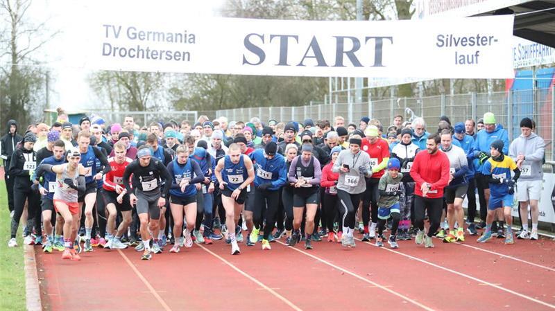 431 Menschen stehen beim 49. Silvesterlauf in Drochtersen an der Startlinie.