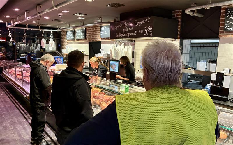 4.36 Uhr: Die ersten Kunden decken sich mit Brötchen für den Arbeitstag ein.