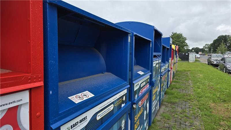 Textilverwerter aus der Region warnt vor Altkleider-Krise 4500 Container hat die Firma East-West Textilrecycling aus Debstedt im Nord- und Mitteldeutschland aufgestellt.