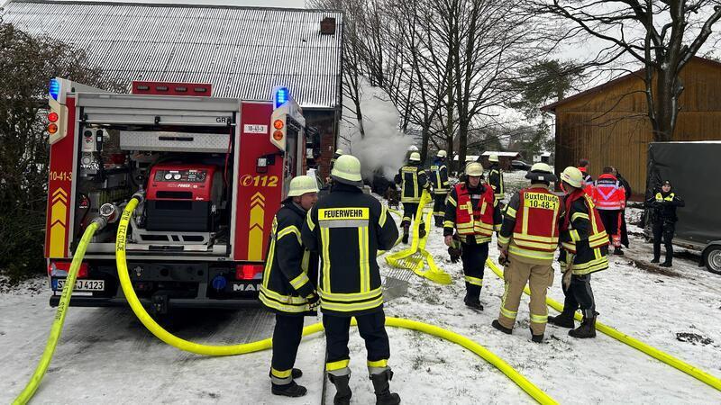 Auto steht in Pippensen in Flammen 46 Feuerwehrleute der Ortswehr Daensen und der Züge I und II der Buxtehuder Wehr waren vor Ort im Einsatz.