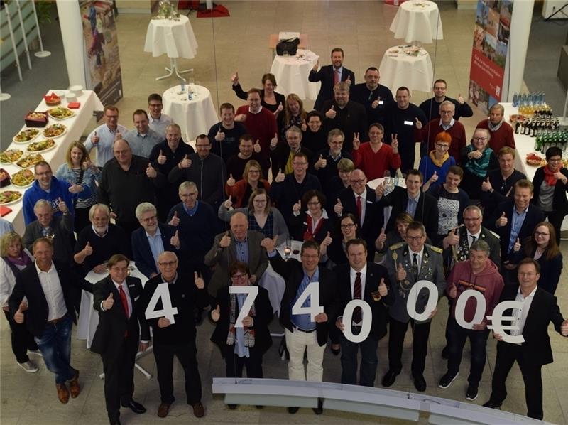 474.000 Euro spendierte die Kreissparkasse 2019 aus ihren Stiftungen für gute Zwecke. Die Empfänger quittieren das mit „Daumen hoch“. Foto: Strüning