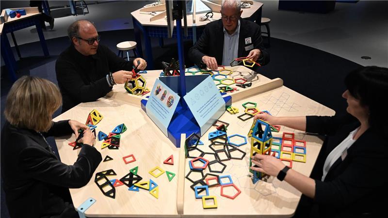 Neugierde im Fokus ‒ Phaeno feiert Neueröffnung und Jubiläum 4,8 Millionen Gäste haben das Phaeno nach Unternehmensangaben seit seiner Eröffnung im Jahr 2005 besucht.