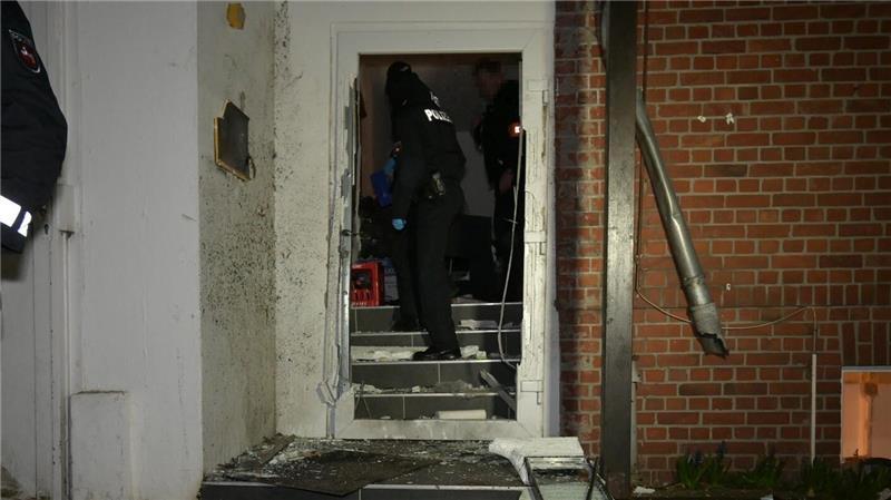 Toter am Stader Bahnhof: Fünf Männer vor dem Landgericht angeklagt 5. März 2024: Blick auf die vom Spezialeinsatzkommando (SEK) gesprengte Tür eines Gebäudes an der Altländer Straße in Stade. Dort wurde nach den Tätern gesucht.