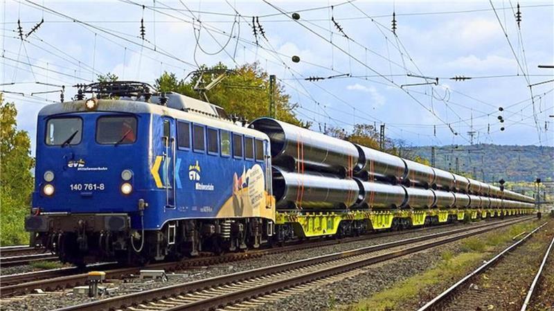 50 EVB-Züge mit den 18 Meter langen und bis zu 15 Tonnen schweren Stahlrohren rollen dieser Tage durchs Elbe-Weser-Dreieck. Foto: EVB/Dr. Hans-Joachim Christoph