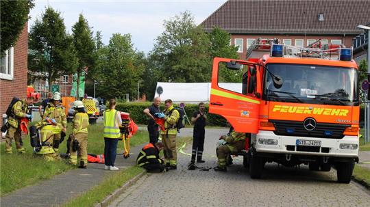 50 Einsatzkräfte der Stader Feuerwehr waren vor Ort, Sie bereiteten auch einen Sprengplatz für die hochexplosive Chemikalie vor.