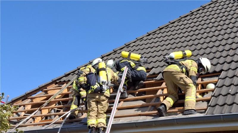 Beim Unkraut-Abbrennen: Haus gerät in Brand 50 Feuerwehrleute waren in Loxstedt im Einsatz.