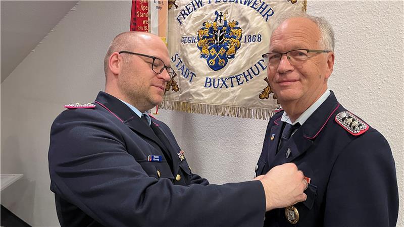 Buxtehude: Millionen fließen in den Feuerschutz 50 Jahre in der Feuerwehr: Kreisbrandmeister Henning Klensang ehrt Rainer Krusche.