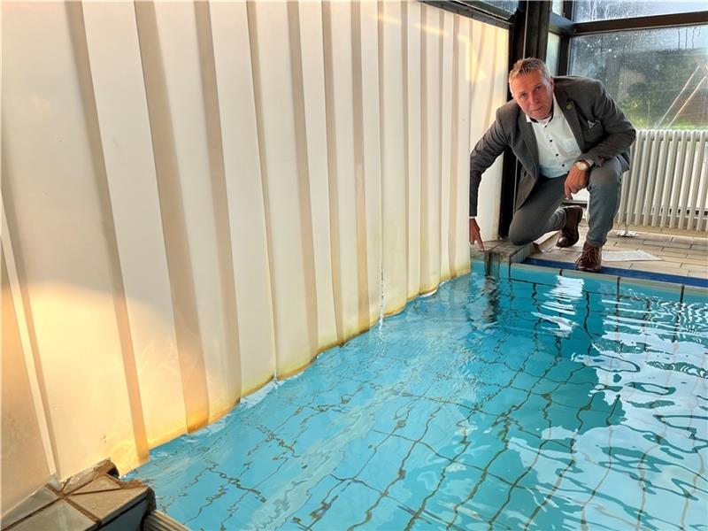 50 Kubikmeter Wasser versickern täglich: Samtgemeindebürgermeister Timo Gerke zeigt auf undichte Stellen im Freibad in Twielenfleth. Foto: Vasel