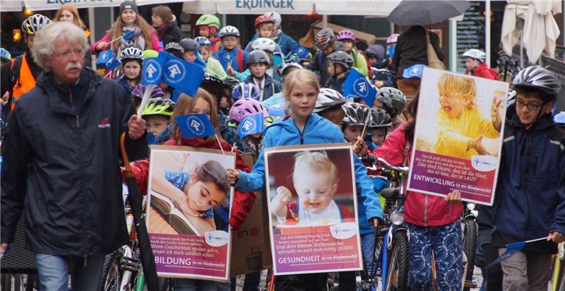 50 Viertklässler der Grundschule am Bockhorster Weg demonstrieren für Kinderrechte im Grundgesetz. Foto Ahrens