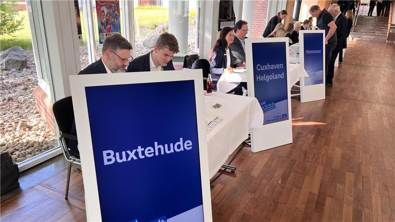 Roastbeef und Rendite: So läuft die Volksbank-Versammlung im Stadeum 500 Gäste mussten sich im Stadeum-Foyer anmelden - nach Marktbereichen sortiert. Ganz vorne: Buxtehude.