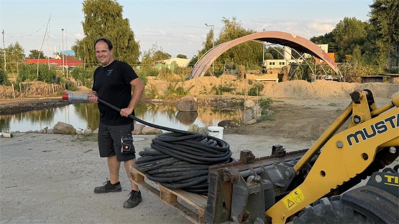 Apenser setzt Events in Norddeutschland unter Strom 500 Meter Kabel hat Patrick Frank um das Contaner-Rave-Gelände in Buxtehude verlegt.