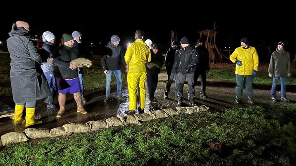 500 Sandsäcke wurden von Einsatzkräften und Anwohnern in Buxtehude verbaut.