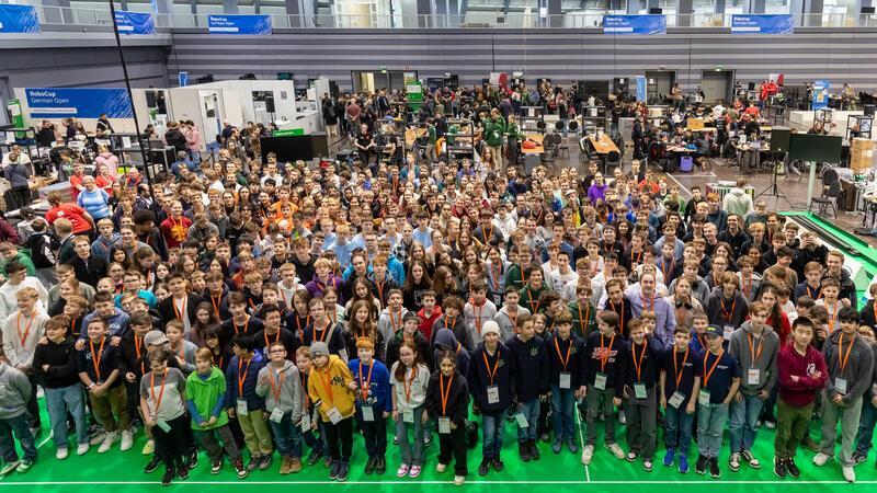 RoboCup-Junior: Athe-Schülerinnen für Europameisterschaft qualifiziert 500 Schülerinnen und Schüler in 200 Teams traten in Nürnberg beim deutschen Finale des Wettbewerbs RoboCup-Junior 2025 in drei Wettbewerbskategorien gegeneinander an.