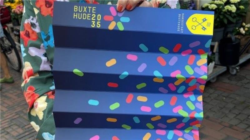 Weinfest und Cyclassics: Das müssen Sie zu Buxtehudes Super-Sonntag wissen 5000 Klatschpappen zum Anfeuern der Radsportler bei den Cyclassics verteilt die Tourismusförderung der Hansestadt Buxtehude.