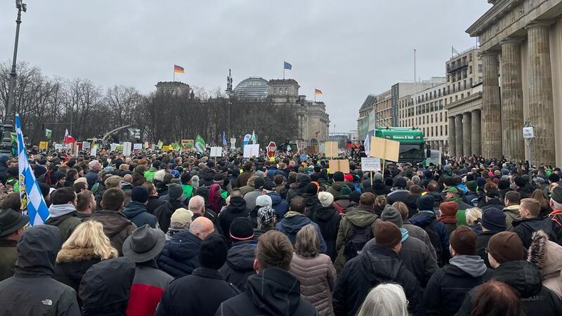 5000 Obstbauern, Winzer und Landwirte demonstrierten am Montag vor Reichstag und Brandenburger Tor in Berlin.