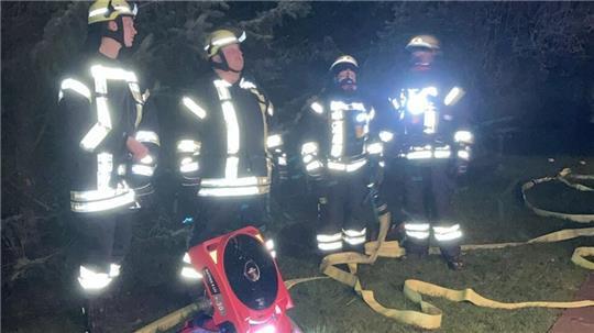 55 Feuerwehrleute löschten am Sonntag ein Feuer in Drochtersen.