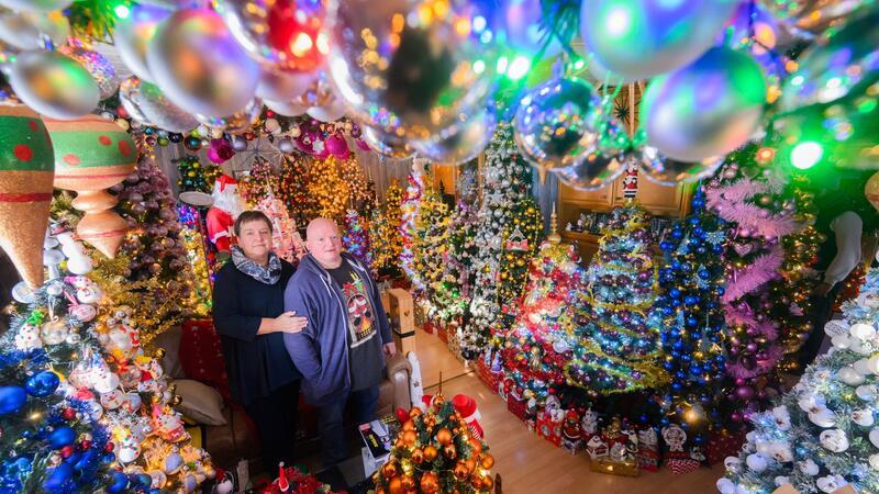 555 Weihnachtsbäume und knapp 108.000 Christbaumkugeln: Zur Adventszeit erstrahlt das Haus der Familie Jeromin als kunterbunte Weihnachtswelt.