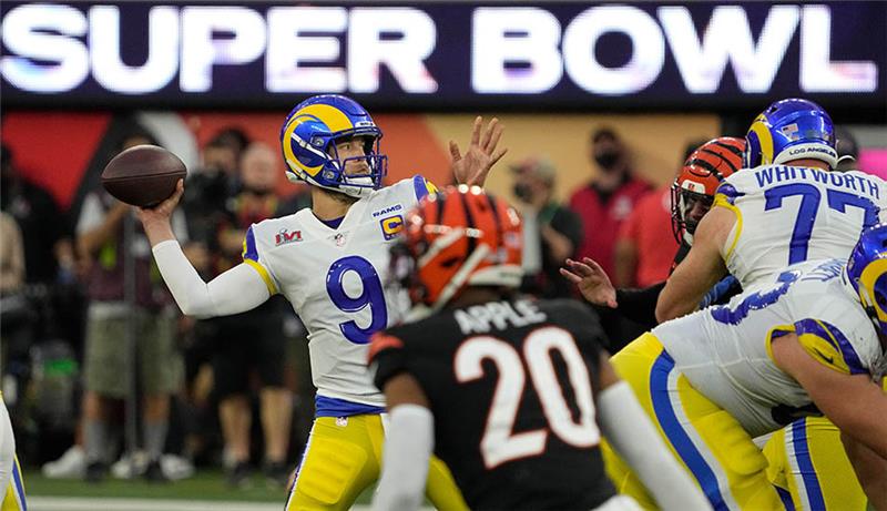 Wer, wann, wo: Antworten auf die wichtigsten Fragen zum Super Bowl 2023 56. Super Bowl; Cincinnati Bengals - Los Angeles Rams: Los Angeles Rams-Quarterback Matthew Stafford (l) in Aktion. Beim 57. Super Bowl treffen die Kansas City Chiefs auf die Philadelphia Eagles. Foto (Archiv): Mark J. Terrill/AP/dpa