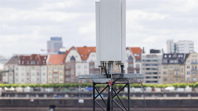 5G-Antennen am Düsseldorfer Rheinufer - da dürfte die Verbindung ziemlich gut sein.