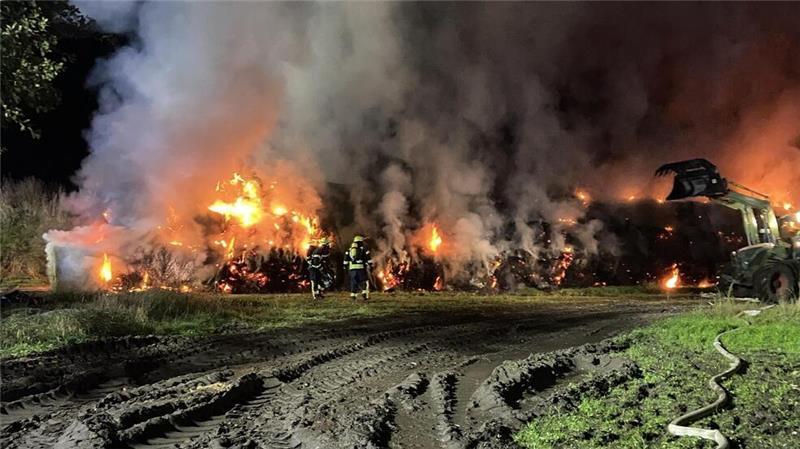 60 Feuerwehrkräfte sowie Einsatzkräfte des THW bekämpfen einen Strohballenbrand in Wellen bei Beverstedt. 