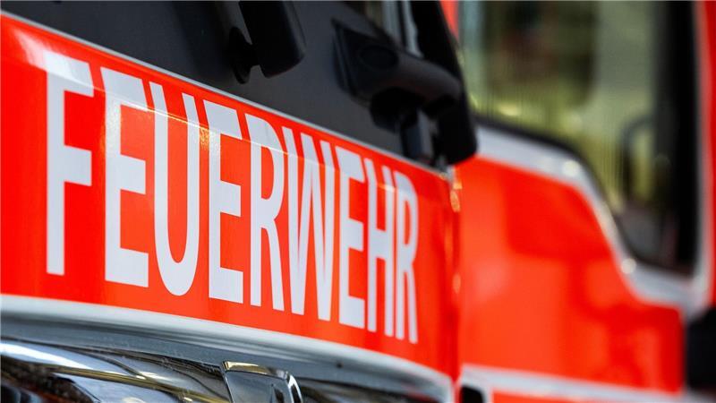 60 Feuerwehrkräfte verhinderten ein Übergreifen der Flammen auf weitere Gebäude. (Symbolbild)