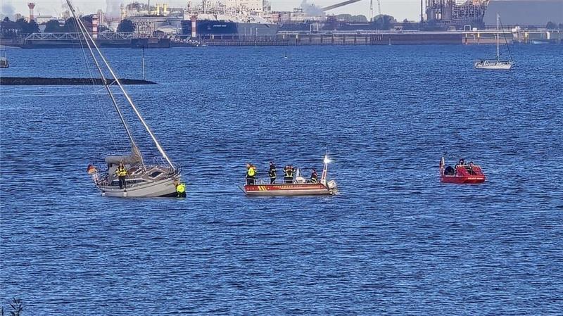 Notruf: Segelyacht steckt in Elbe fest – Skipper in Gefahr? 60 Helfer waren auf der Elbe im Einsatz.