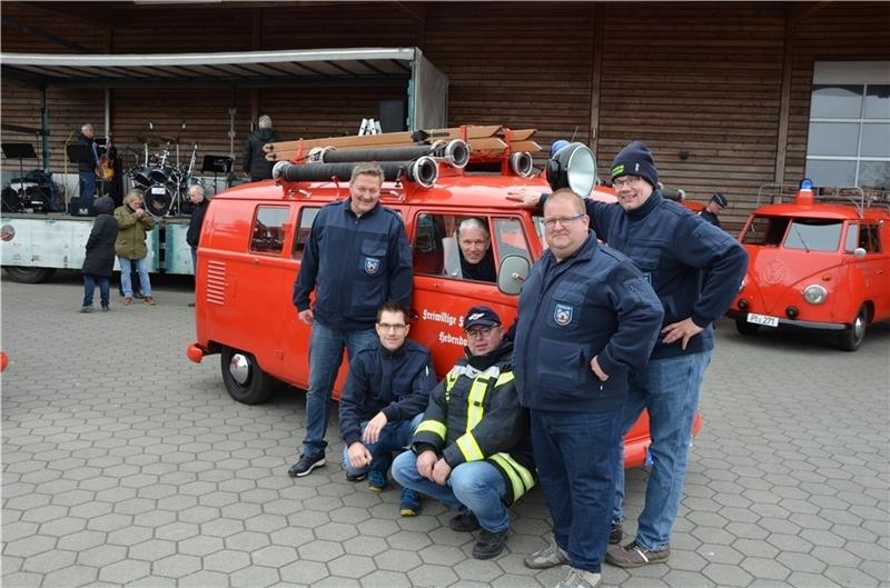 60 Jahre „Bulli“: Torsten Meyn (im Wagen) und sein Team. Fotos: Husung