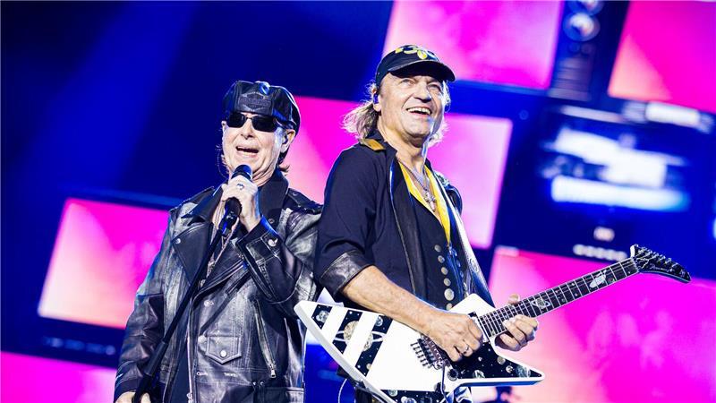 Bilder des Tages 60 Jahre Scorpions - Klaus Meine (l), Matthias Jabs und die Band feiern das bei einem Konzert mit 45.000 Fans in Hannover.