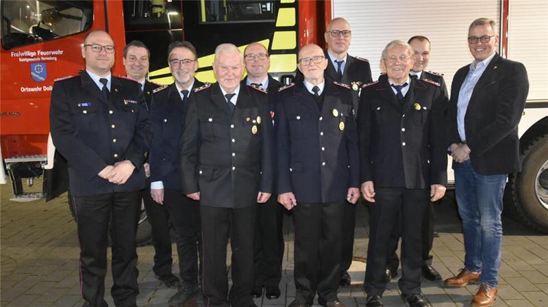 60 Jahre dabei: Otto Cohrs (Bliedersdorf), Heinrich Marschewski (Agathenburg), Werner Tiededmann (Dollern) im Kreis der Geehrten der Feuerwehr Horneburg.