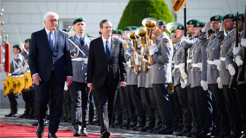 Deutsch-israelisches Jubiläum im Schatten des Gaza-Krieges 60 Jahre deutsch-israelische Beziehungen - Israels Präsident Herzog wird in Berlin begrüßt.