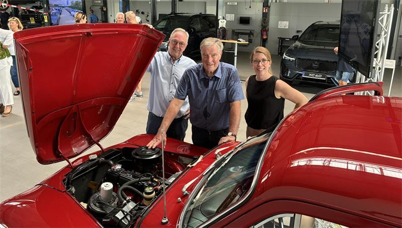 60 Jahre im Betrieb: Gerd Bröhan und seine Tochter Catharina Bröhan nehmen ihren Oldtimer-Fachmann Uwe Müller vor ihrem Buckel-Volvo in die Mitte.