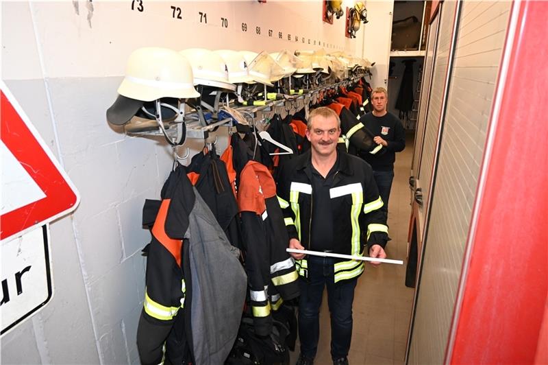 60 Zentimeter: Gemeindebrandmeister Jens Kuck zeigt mit dem Zollstock, wie eng es in der Fahrzeughalle im Gerätehaus in Hollern-Twielenfleth ist. Erst, wenn das Löschfahrzeug vor dem Gerätehaus steht, dürfen sich der stellvertretende Ortsbr