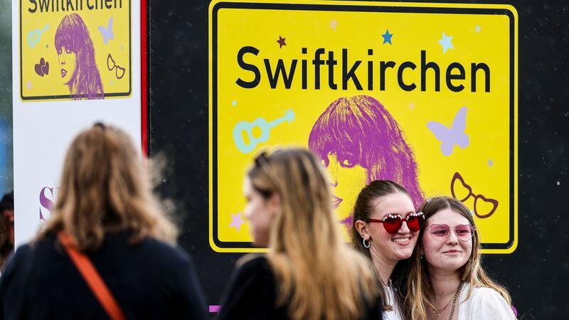 Gelsenkirchen, Taylor’s Version 60.000 Fans kamen zum ersten Deutschlandkonzert von Taylor Swift in Gelsenkirchen.