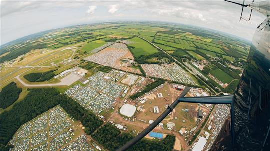 60.000 Menschen entflohen auf dem Deichbrand-Festival den Sorgen und dem Stress des Alltags. Foto: Sander/High Ground Media