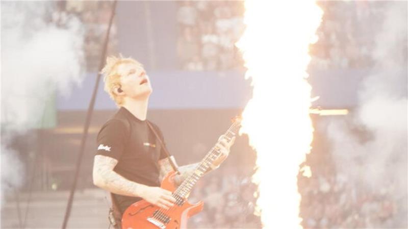 Hamburg steht Kopf wegen Ed Sheeran - viele Fans aus der Region feiern mit 60.000 Menschen feiern im ausverkauften Volksparkstadion.