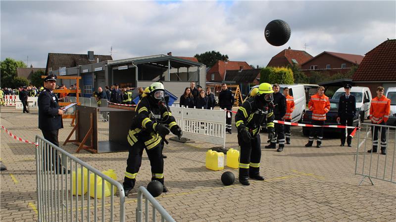 61 Teams dabei: Feuerwehren aus neun Landkreisen messen sich in Assel 61 Mannschaften traten beim Bezirksentscheid der Leistungsvergleiche der Feuerwehren gegeneinander an.