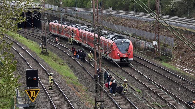 65 Fahrgäste mussten evakuiert werden.