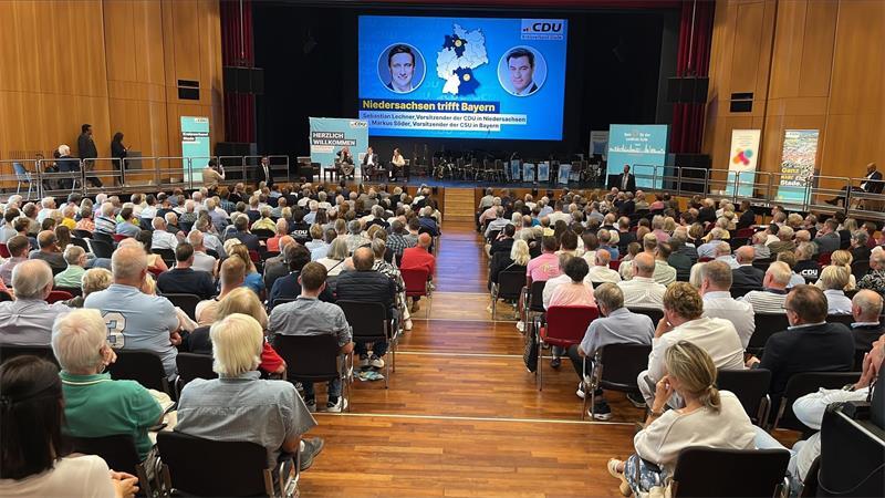 Drinnen Lacher, draußen Protest: So lief Söders Stade-Auftritt 650 Gäste waren zu der Wahlkampfveranstaltung im Stadeum gekommen.