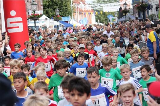 661 Schüler und Schülerinnen stellten die größte Gruppe beim Altstadtlauf. Organisator Wolfgang Stephan nennt den Lauf der Grundschulen, initiiert von den Rotariern, das „Herzstück“ der Veranstaltung. Die Kinder wurden auf dem Petri-Platz a