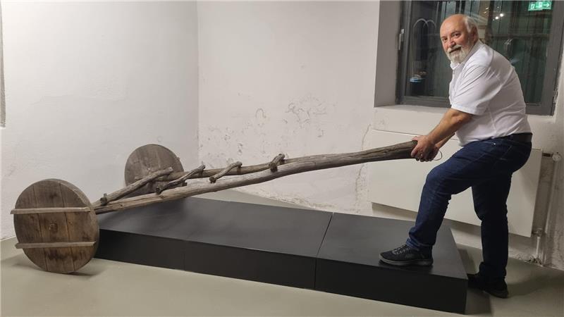 68 Jahre und Student der Archäologie: Michael Lischke hat einen steinzeitlichen Wagen nachgebaut.