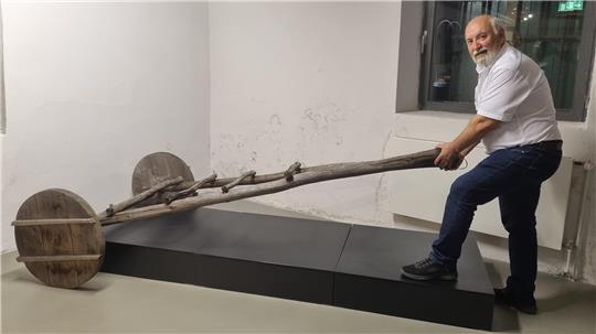 68 Jahre und Student der Archäologie: Michael Lischke hat einen steinzeitlichen Wagen nachgebaut.