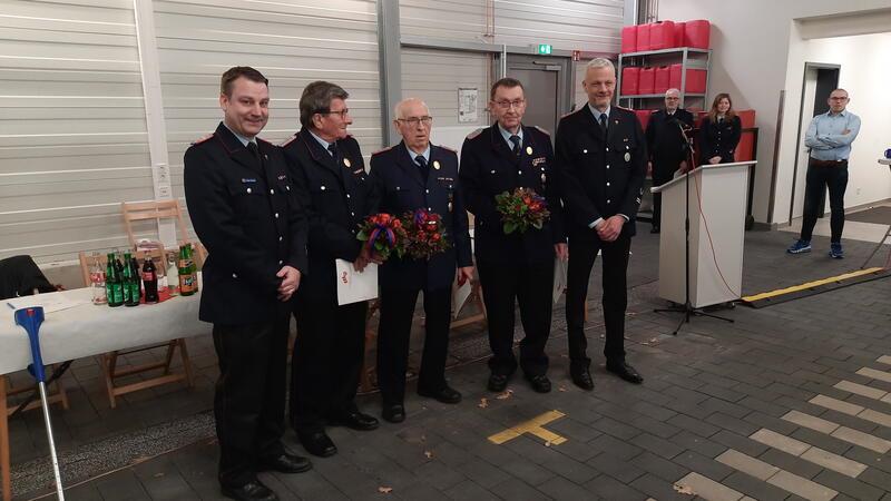 Ungewöhnlich viele Autobrände und kräftige Investitionen für die Feuerwehr Horneburg
70 Jahre in der Feuerwehr: Ernst Erich Meyer, Johann Gerkens und Heinrich Hartmann - eingerahm von Torben Schulze und Nils Bründel (von links).